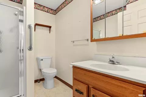 Bath - 1683 E Myrtle St, Canton, IL 61520 photo 2 of 3