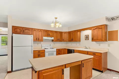 Kitchen - 1683 E Myrtle St, Canton, IL 61520 photo 2 of 4