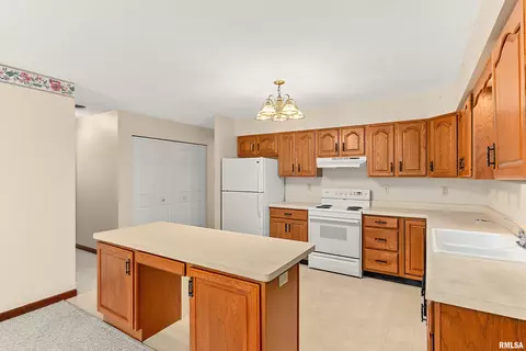 Kitchen - 1683 E Myrtle St, Canton, IL 61520 photo 3 of 4