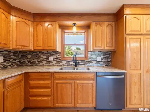 Kitchen - 1128 W Progress St, Metamora, IL 61548 photo 5 of 6