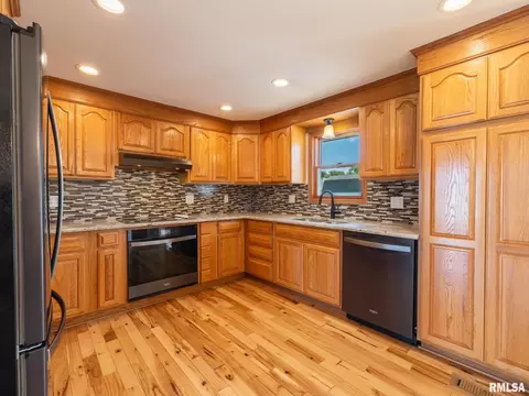 Kitchen - 1128 W Progress St, Metamora, IL 61548 photo 4 of 6
