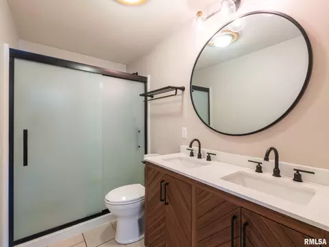 Bath - 1128 W Progress St, Metamora, IL 61548 photo 1 of 3