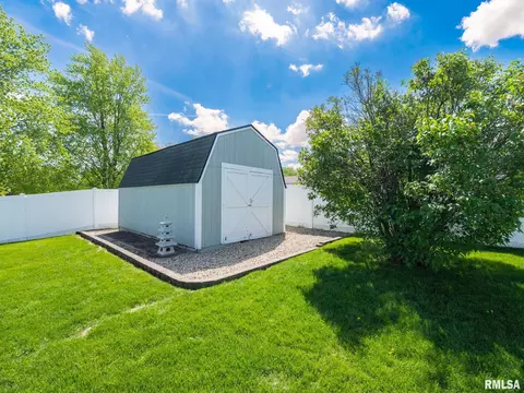 Exterior - 1128 W Progress St, Metamora, IL 61548 photo 11 of 17