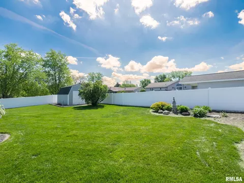 Exterior - 1128 W Progress St, Metamora, IL 61548 photo 8 of 17