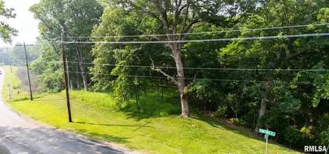 3041 Zion Oaks Rd, Pekin, IL 61554