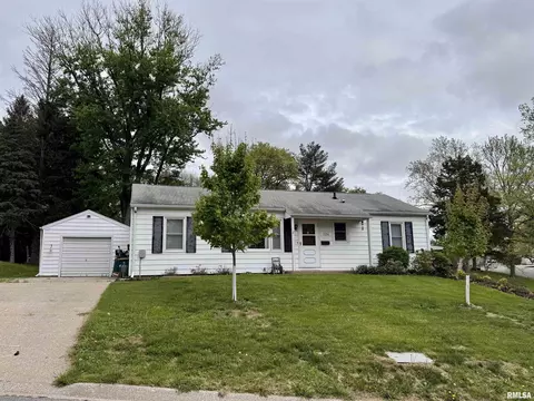 1334 Parkview Dr, Macomb, IL 61455