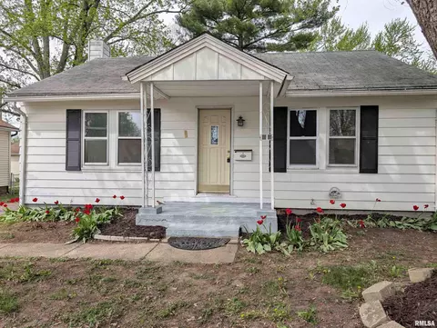 1321 S 10th St, Pekin, IL 61554