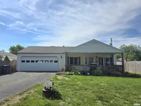 1406 Henrietta St, Pekin, IL 61554