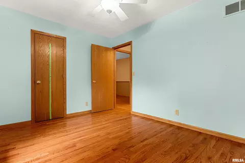 Bedroom - 4903 S Lake Camelot Dr, Mapleton, IL 61547 photo 7 of 8
