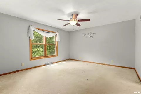 Bedroom - 4903 S Lake Camelot Dr, Mapleton, IL 61547 photo 3 of 8