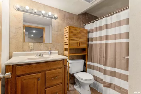 Bath - 4903 S Lake Camelot Dr, Mapleton, IL 61547 photo 4 of 4