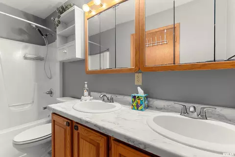 Bath - 4903 S Lake Camelot Dr, Mapleton, IL 61547 photo 2 of 4
