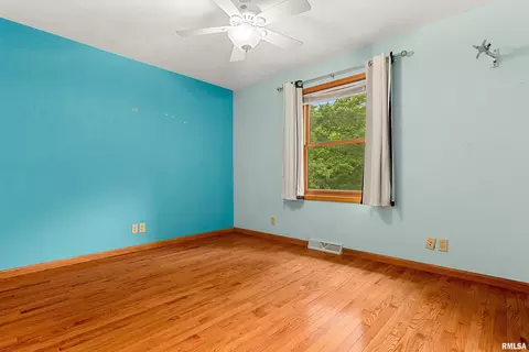 Bedroom - 4903 S Lake Camelot Dr, Mapleton, IL 61547 photo 8 of 8