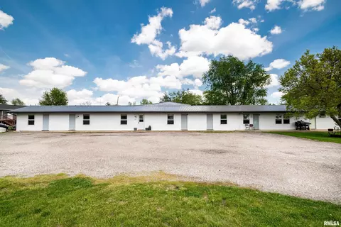 508 S Vine St, Heyworth, IL 61745