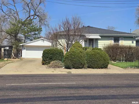 324 Edmund St, East Peoria, IL 61611