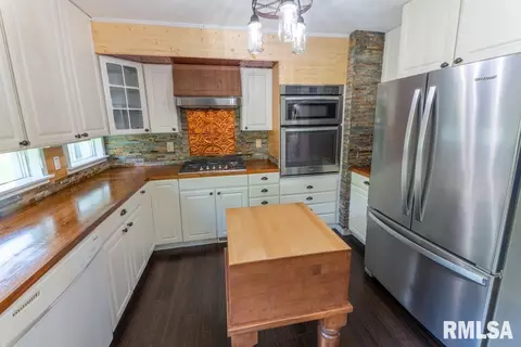 Kitchen - 14509 N Centerville Rd, Edelstein, IL 61526 photo 2 of 8