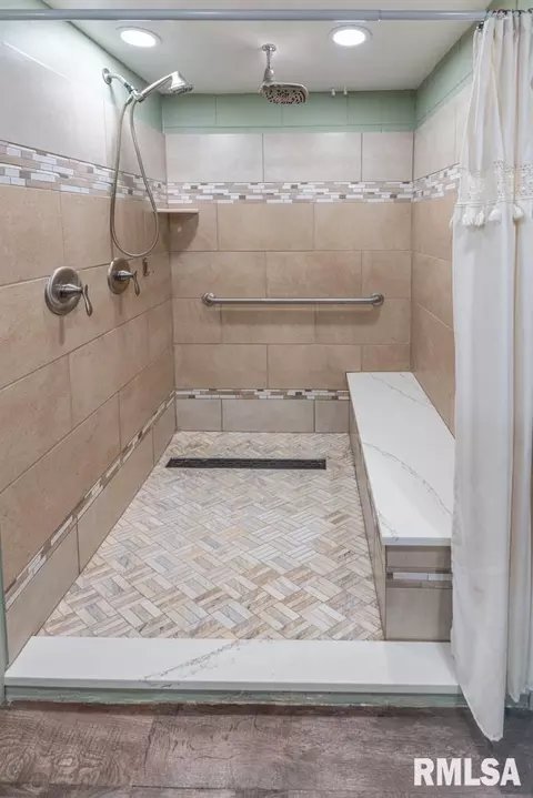 Bath - 14509 N Centerville Rd, Edelstein, IL 61526 photo 5 of 8