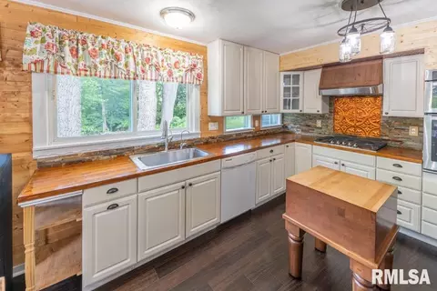 Kitchen - 14509 N Centerville Rd, Edelstein, IL 61526 photo 7 of 8