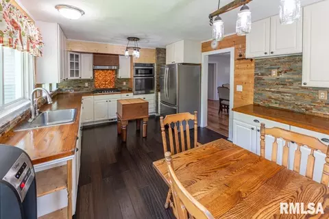 Kitchen - 14509 N Centerville Rd, Edelstein, IL 61526 photo 3 of 8