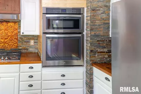 Kitchen - 14509 N Centerville Rd, Edelstein, IL 61526 photo 5 of 8