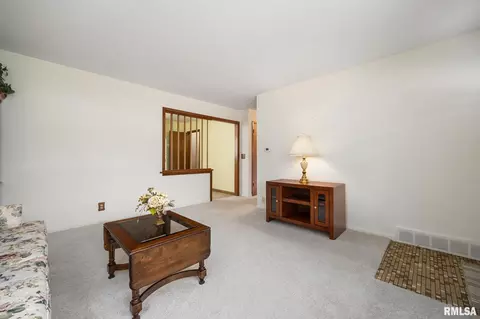 Living - 200 Bess St, Washington, IL 61571 photo 3 of 3