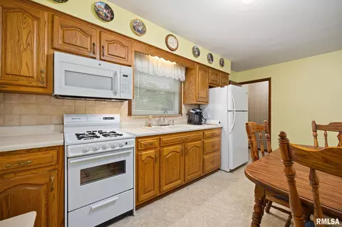 Kitchen - 200 Bess St, Washington, IL 61571 photo 3 of 3