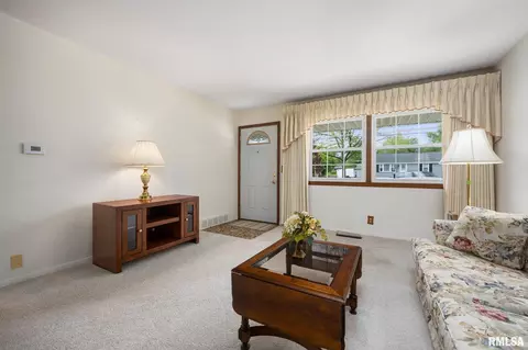 Living - 200 Bess St, Washington, IL 61571 photo 1 of 3