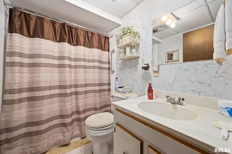 Bath - 200 Bess St, Washington, IL 61571 photo 2 of 2