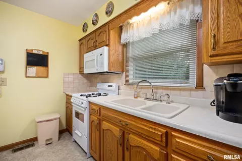 Kitchen - 200 Bess St, Washington, IL 61571 photo 2 of 3