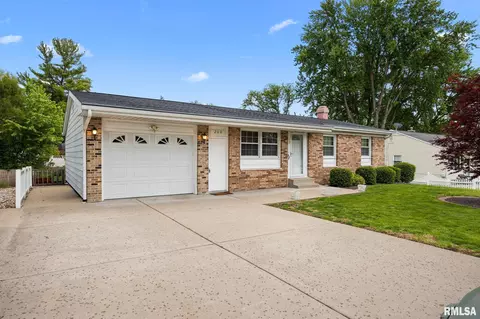 Exterior - 200 Bess St, Washington, IL 61571 photo 1 of 4