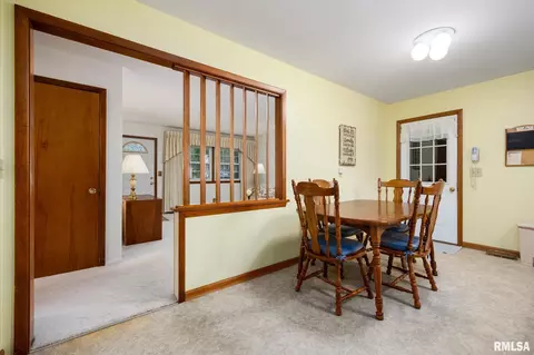 Dining - 200 Bess St, Washington, IL 61571 photo 1 of 1