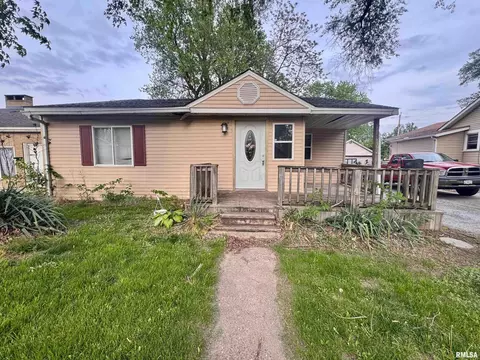 1312 S 10th St, Pekin, IL 61554
