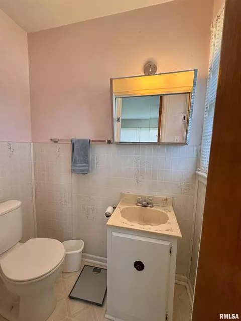 Bath - 731 Madelyn Ave, Macomb, IL 61455 photo 1 of 1