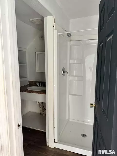 Bath - 105 E Spring St, Anna, IL 62906 photo 2 of 4
