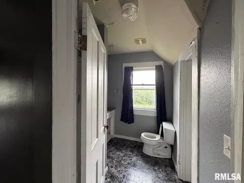 Bath - 105 E Spring St, Anna, IL 62906 photo 3 of 4