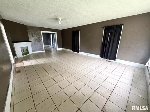 Living - 105 E Spring St, Anna, IL 62906 photo 1 of 2