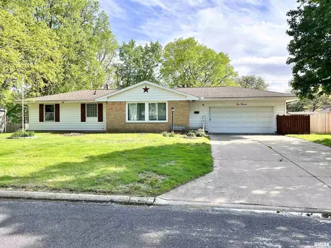 212 W Gloria Dr, Eureka, IL 61530