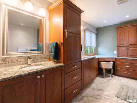 Bath - 11220 N Brooklyn Pl, Dunlap, IL 61525 photo 1 of 4