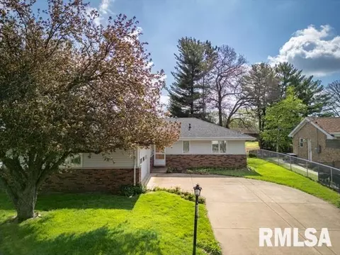 422 N Lakeshore Dr, Hanna City, IL 61536