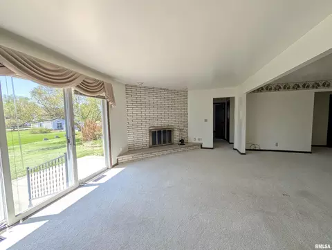 Living - 449 E Oak St, Washburn, IL 61570 photo 7 of 10