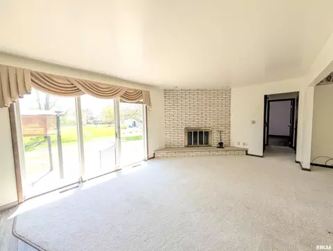 Living - 449 E Oak St, Washburn, IL 61570 photo 1 of 10