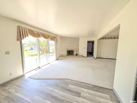 Living - 449 E Oak St, Washburn, IL 61570 photo 4 of 10