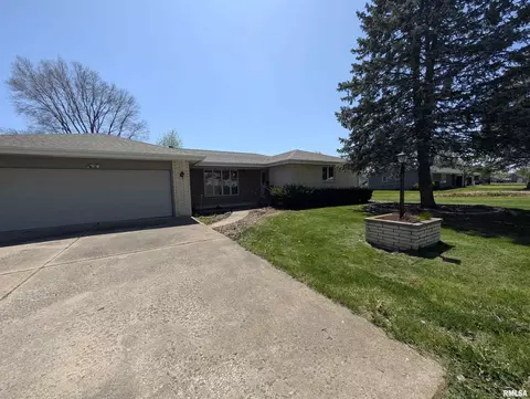 449 E Oak St, Washburn, IL 61570