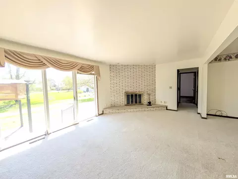 Living - 449 E Oak St, Washburn, IL 61570 photo 2 of 10