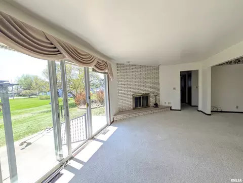 Living - 449 E Oak St, Washburn, IL 61570 photo 5 of 10
