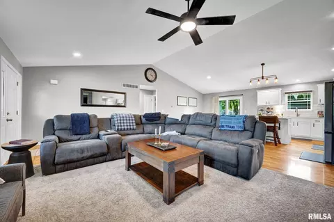 800 Simon St, Washington, IL 61571 photo 4