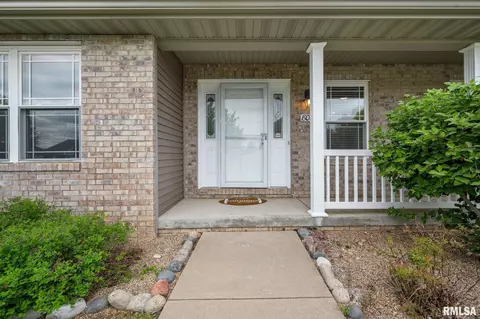 800 Simon St, Washington, IL 61571 photo 2