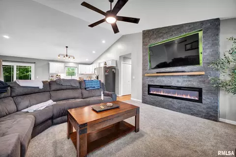 800 Simon St, Washington, IL 61571 photo 3