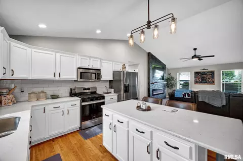 800 Simon St, Washington, IL 61571 photo 9