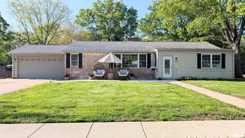 804 Hilldale Ave, Washington, IL 61571